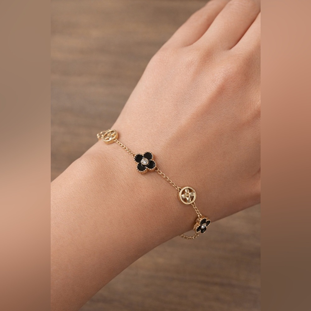 MINT Women's Black Clover Flower Goldtone Charm Chain Bracelet NEW
